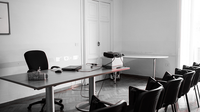 Aula didattica con banchi e postazioni