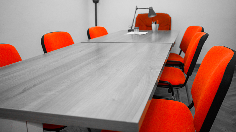 Dettaglio aula con sedute e lavagna