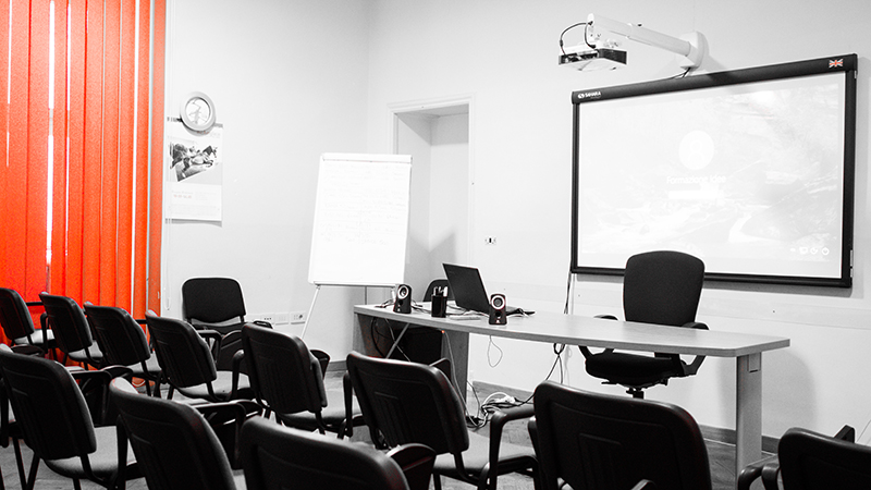 Aula informatica con postazioni individuali